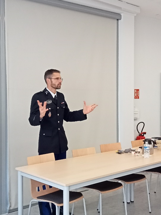 Une image contenant meubles, habits, mur, personneLe contenu généré par l’IA peut être incorrect.