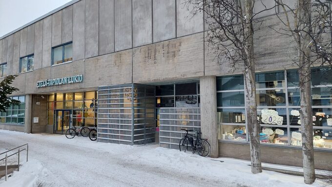 entrée du  lycée etëla-tapiola lukio.jpg