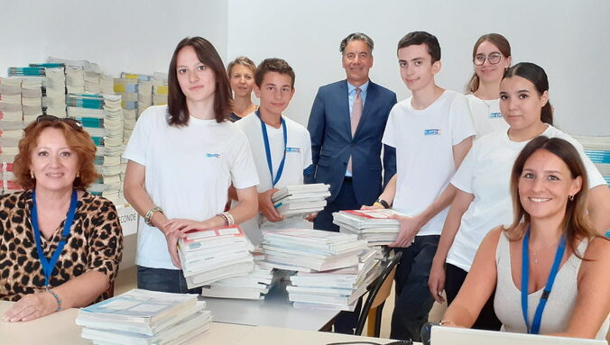 isabelle-benevole-a-la-peep-01-iadine-salariee-(a-droite)-une-partie-des-jeunes-recrutes-en-job-d-ete-et-marc-flecher-proviseur-du-lycee-carriat-photo-annick-puvilland-1788373375.jpg